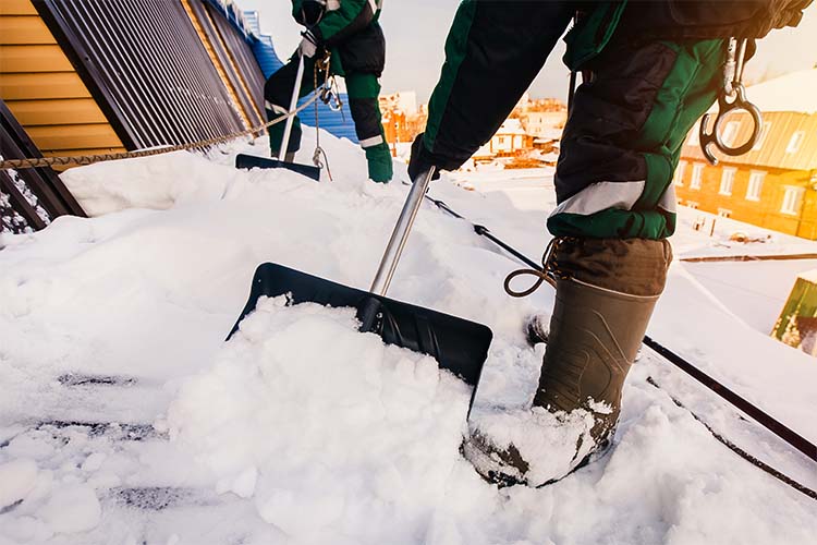 Déneigement de toiture Mont-Tremblant - Toitures Lessard et Provost -  Labelle, Nominingue